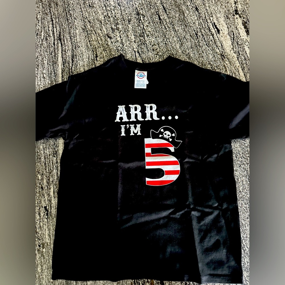 NEW Boys Pirate “I’m 5” black t-shirt (Size S)